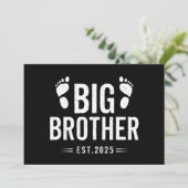 Gepromoveerd naar Big Brother Est. 2025 Baby Aanko Kaart (Staand voorkant)