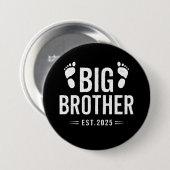 Gepromoveerd naar Big Brother Est. 2025 Baby Aanko Ronde Button 7,6 Cm (Voorkant /achterkant)