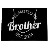 Gepromoveerd naar Brother Est. 2024 I Groot Cadeauzakje (Voorkant)