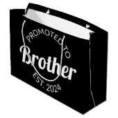 Gepromoveerd naar Brother Est. 2024 I Groot Cadeauzakje (Achterkant Gekanteld)