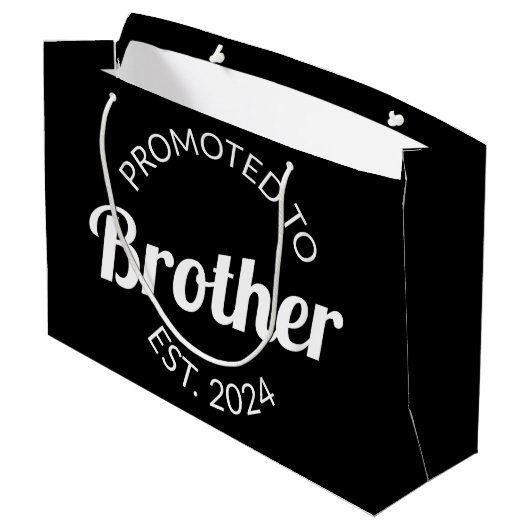 Gepromoveerd naar Brother Est. 2024 I Groot Cadeauzakje (Achterkant Gekanteld)