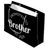 Gepromoveerd naar Brother Est. 2024 I Groot Cadeauzakje (Voorkant Gekanteld)
