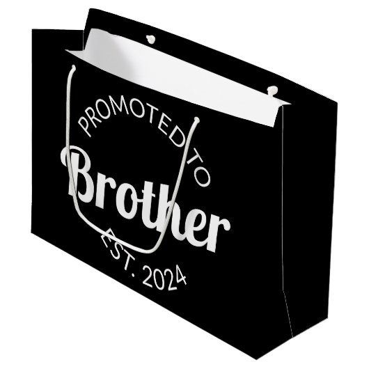 Gepromoveerd naar Brother Est. 2024 I Groot Cadeauzakje (Voorkant Gekanteld)
