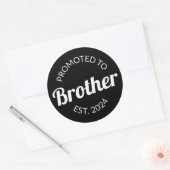 Gepromoveerd naar Brother Est. 2024 I Ronde Sticker (Envelop)