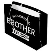 Gepromoveerd naar Brother Est. 2024 II Groot Cadeauzakje (Achterkant Gekanteld)