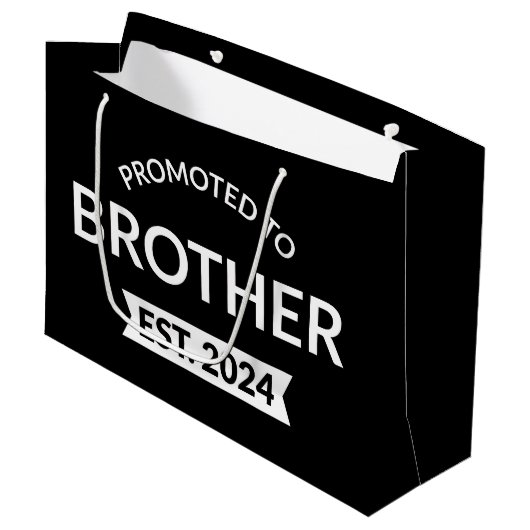 Gepromoveerd naar Brother Est. 2024 II Groot Cadeauzakje (Voorkant Gekanteld)