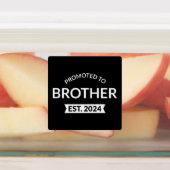 Gepromoveerd naar Brother Est. 2024 II Labels (Aangebracht)
