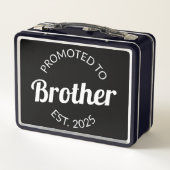 Gepromoveerd naar Brother Est. 2025 I (Achterkant)