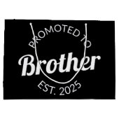 Gepromoveerd naar Brother Est. 2025 I Groot Cadeauzakje (Achterkant)