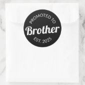 Gepromoveerd naar Brother Est. 2025 I Ronde Sticker (Tas)
