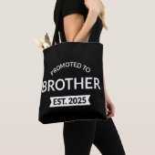 Gepromoveerd naar Brother Est. 2025 II Tote Bag (Dichtbij)