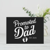 Gepromoveerd naar Dad EST 2025 Grappig binnenkort  Aankondiging (Staand voorkant)