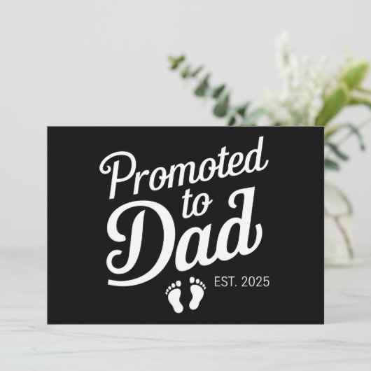 Gepromoveerd naar Dad EST 2025 Grappig binnenkort  Aankondiging (Staand voorkant)