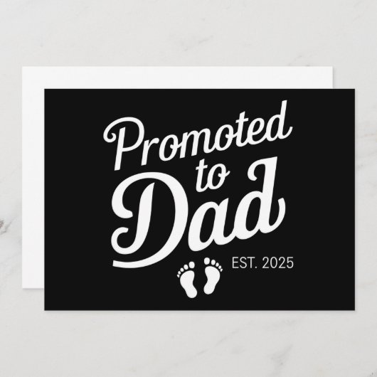 Gepromoveerd naar Dad EST 2025 Grappig binnenkort  Aankondiging (Voorkant / Achterkant)