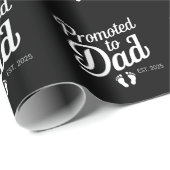 Gepromoveerd naar Dad EST 2025 Grappig binnenkort Cadeaupapier (Rol Hoek)