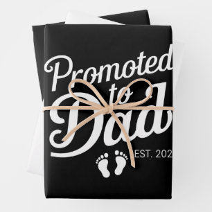 Gepromoveerd naar Dad EST 2025 Grappig binnenkort  Inpakpapier Vel