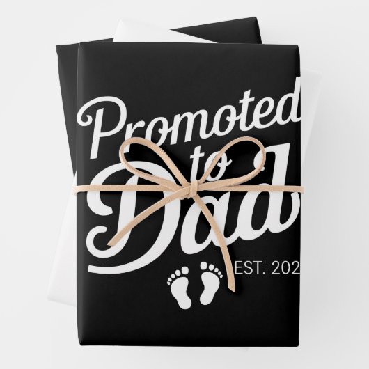 Gepromoveerd naar Dad EST 2025 Grappig binnenkort Inpakpapier Vel (In situ)