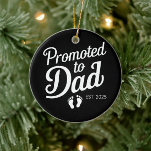 Gepromoveerd naar Dad EST 2025 Grappig binnenkort  Keramisch Ornament