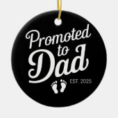 Gepromoveerd naar Dad EST 2025 Grappig binnenkort  Keramisch Ornament (Voorkant)