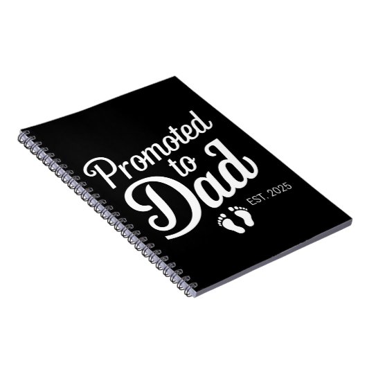 Gepromoveerd naar Dad EST 2025 Grappig binnenkort Notitieboek (Rechterzijde)