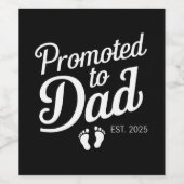 Gepromoveerd naar Dad EST 2025 Grappig binnenkort  Wijn Etiket (Enkel label)