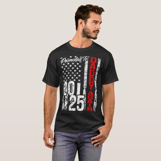 Gepromoveerd naar Daddy Again 2025 Amerikaanse vla T-shirt (Voorkant volledig)