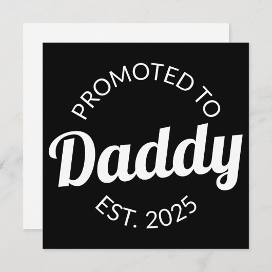 Gepromoveerd naar Daddy Est. 2025 I Aankondiging (Voorkant / Achterkant)