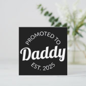 Gepromoveerd naar Daddy Est. 2025 I Aankondiging (Staand voorkant)