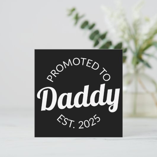 Gepromoveerd naar Daddy Est. 2025 I Aankondiging (Staand voorkant)