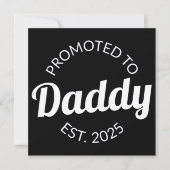 Gepromoveerd naar Daddy Est. 2025 I Aankondiging (Voorkant)