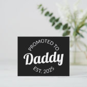 Gepromoveerd naar Daddy Est. 2025 I Briefkaart (Staand voorkant)