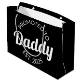 Gepromoveerd naar Daddy Est. 2025 I Groot Cadeauzakje (Achterkant Gekanteld)