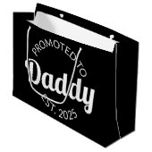 Gepromoveerd naar Daddy Est. 2025 I Groot Cadeauzakje (Voorkant Gekanteld)