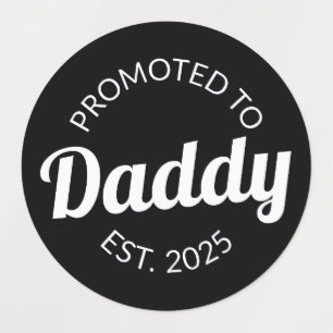 Gepromoveerd naar Daddy Est. 2025 I Labels