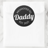 Gepromoveerd naar Daddy Est. 2025 I Ronde Sticker (Tas)