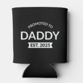 Gepromoveerd naar Daddy Est. 2025 II Blikjeskoeler (Achterkant)
