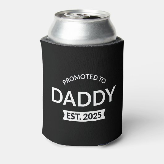 Gepromoveerd naar Daddy Est. 2025 II Blikjeskoeler (Blikje Achterkant)