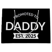 Gepromoveerd naar Daddy Est. 2025 II Groot Cadeauzakje (Voorkant)