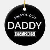 Gepromoveerd naar Daddy Est. 2025 II Keramisch Ornament (Achterkant)