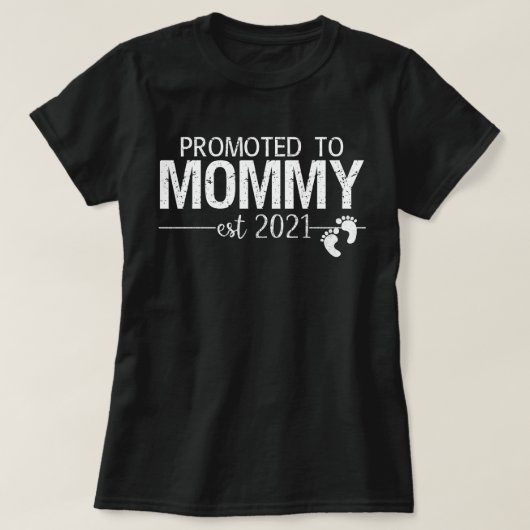 Gepromoveerd naar Mama Est 2021 T-shirt (Design voorkant)