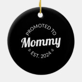 Gepromoveerd naar mama est 2024 keramisch ornament (Achterkant)