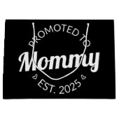 Gepromoveerd naar mama Est. 2025 I Groot Cadeauzakje (Voorkant)