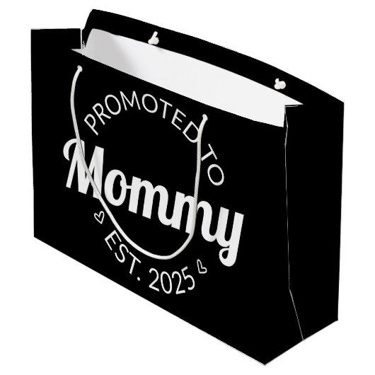 Gepromoveerd naar mama Est. 2025 I Groot Cadeauzakje (Achterkant Gekanteld)