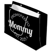 Gepromoveerd naar mama Est. 2025 I Groot Cadeauzakje (Voorkant Gekanteld)