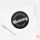 Gepromoveerd naar mama Est. 2025 I Ronde Sticker (Envelop)