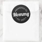 Gepromoveerd naar mama Est. 2025 I Ronde Sticker (Tas)