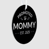 Gepromoveerd naar mama Est. 2025 II Ornament (voorkant)