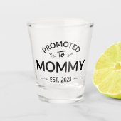 Gepromoveerd naar mama Est. 2025 II Shot Glas (Voorkant)