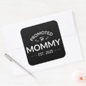 Gepromoveerd naar mama Est. 2025 II Vierkante Sticker (Envelop)