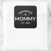 Gepromoveerd naar mama Est. 2025 II Vierkante Sticker (Tas)